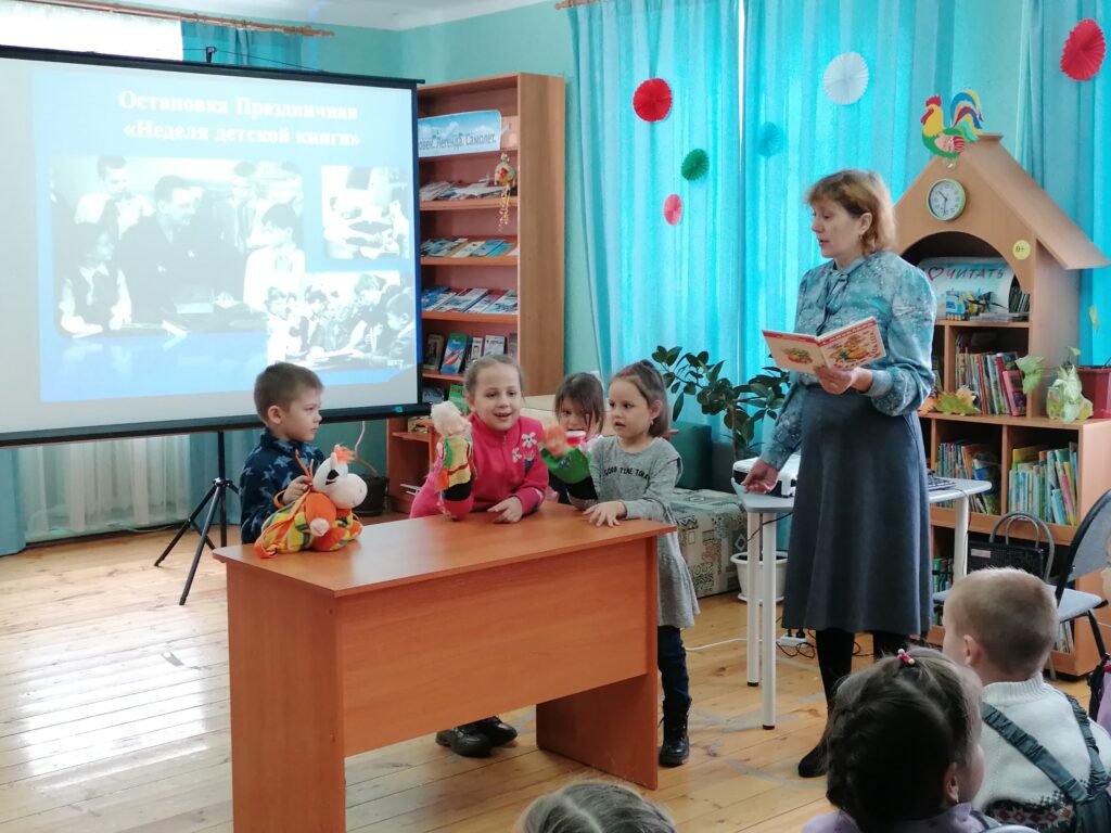 В гостях в районной детской библиотеке воспитанники детского сада «Родничок».