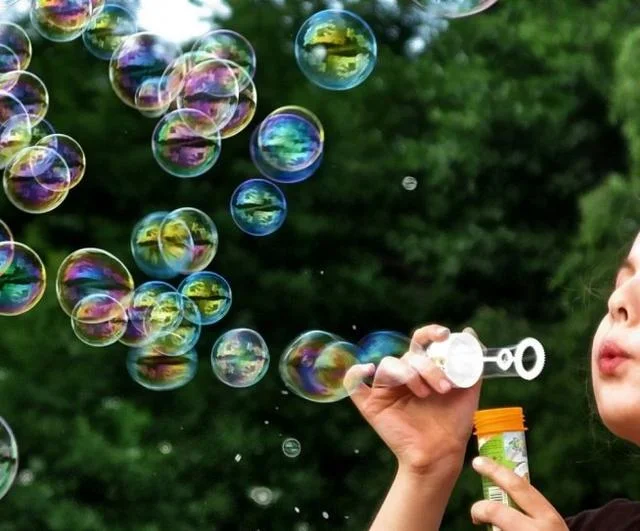 9 июня — День пускания мыльных пузырей.
